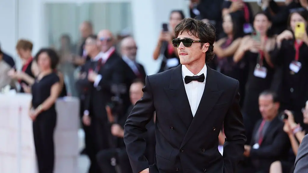 Jacob Elordi zeigt welche Sonnenbrillen jetzt im Trend sind – diese eine Marke kennen nur Insider